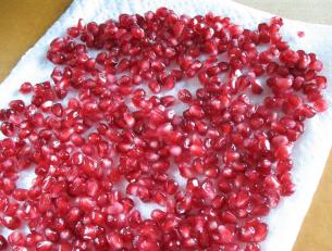 Cleaning pomegranate